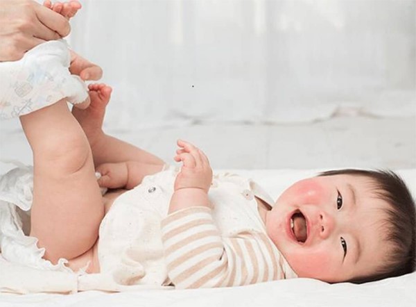 Bỉm khác tã như thế nào? Sự thật thú vị về bỉm và tã
