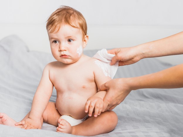 Cách lựa chọn khăn ướt an toàn cho bé