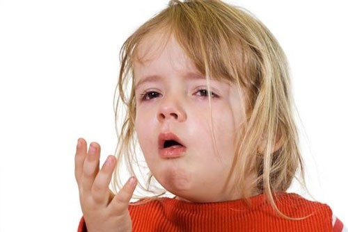 Có nên đắp khăn ướt khi bé sốt?
