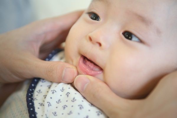 Có nên đắp khăn ướt khi bé sốt?