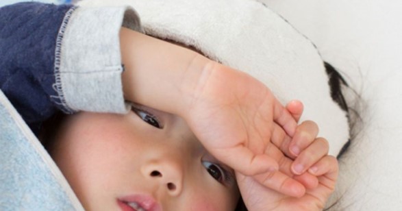 Có nên đắp khăn ướt khi bé sốt?