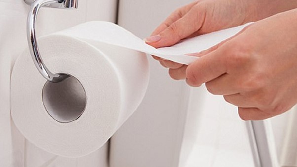 Có nên dùng giấy vệ sinh sau khi đi tiểu?