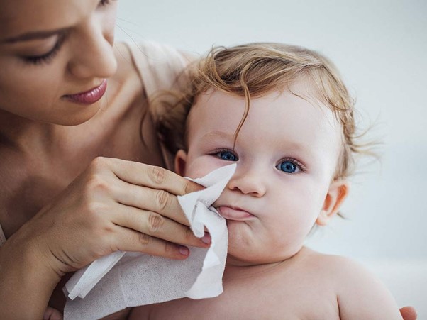 Hướng dẫn dạy trẻ kỹ năng vắt khăn ướt đúng cách