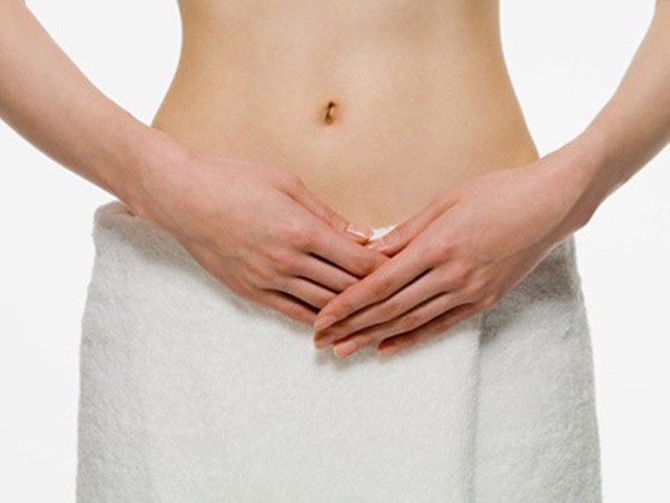 Vùng kín bị hăm khi dùng băng vệ sinh - Phải làm sao?