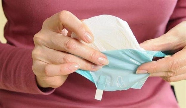 Vùng kín bị hăm khi dùng băng vệ sinh - Phải làm sao?