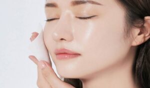 Có nên dùng khăn ướt lau mặt?